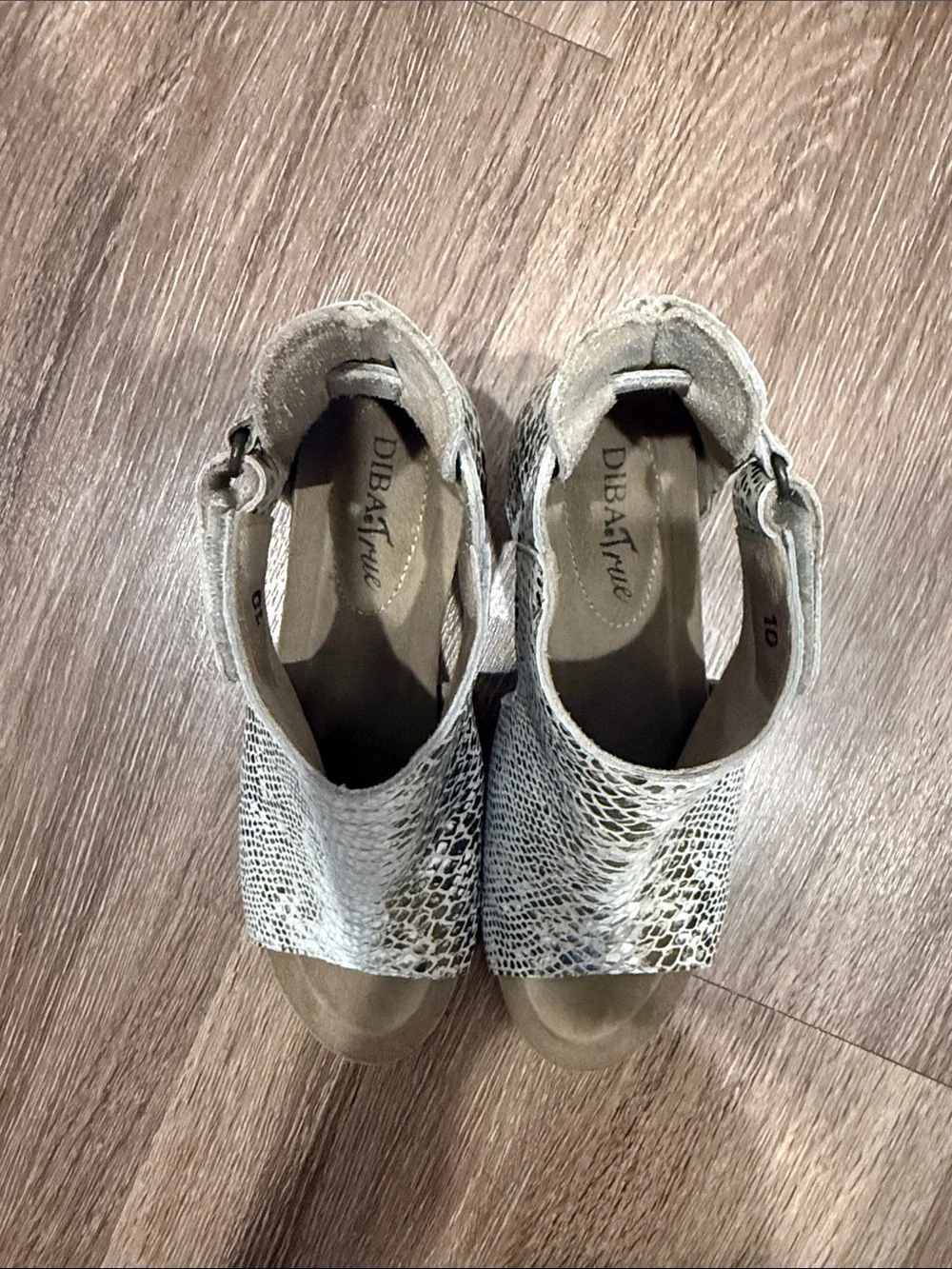 Women’s Snake-Print Wedge Sandals in Cream Size 10 NWOT